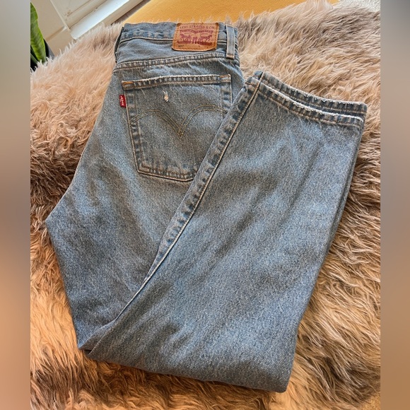 Levis 501 distressed light wash denim - Picture 9 of 14